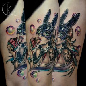 Tattoo девушка в маске зайца с кексом на бедре