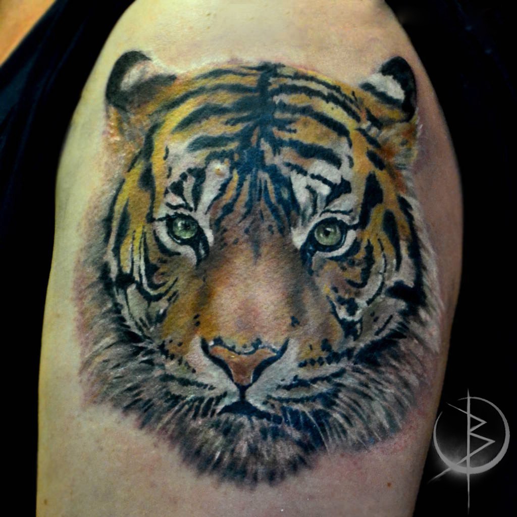 Татуировка тигра, в реализме на плече