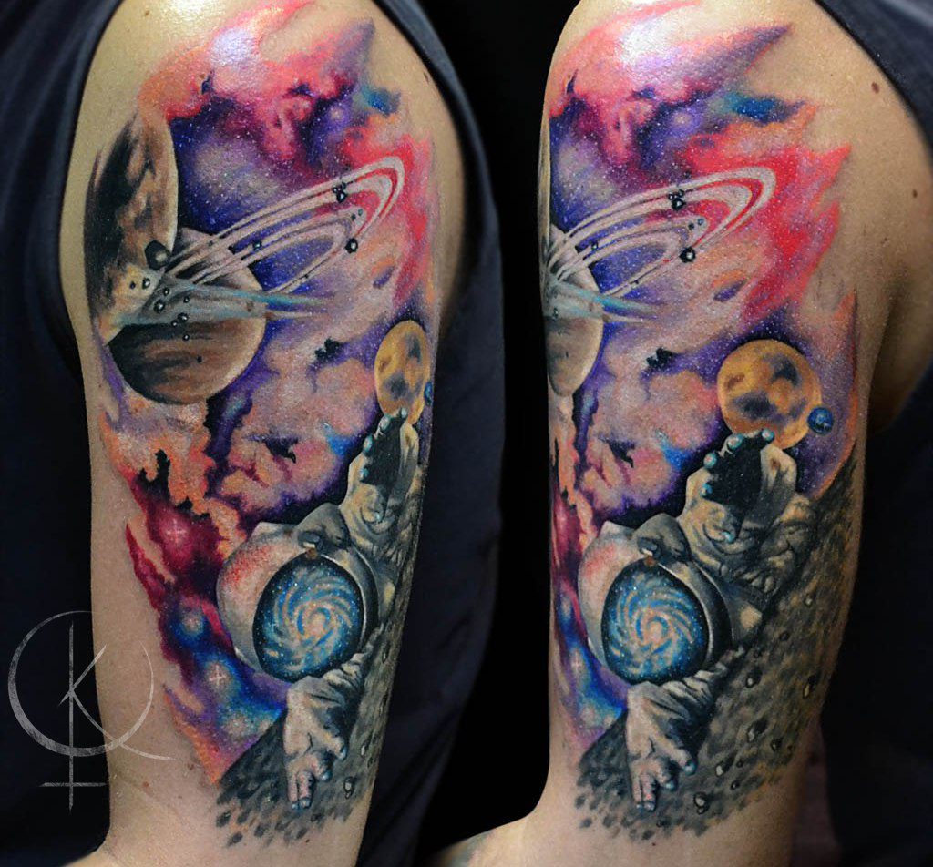 Татуировка на плече, космонавт в космосе