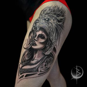 Tattoo девушка со львом, женское черно серое тату на бедре