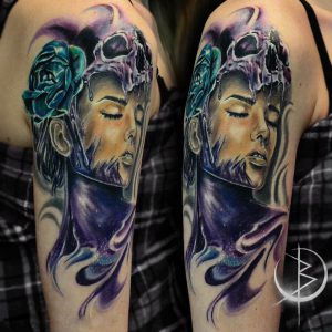 Цветная художественная татуировка девушка с черепом на плече