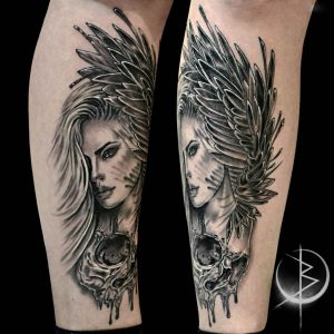 Tattoo девушка с крылом и черепом на ноге, черно серый реализм