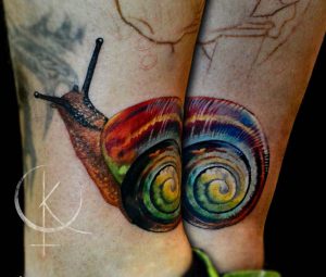 Татуировка на ноге, улитка в цветном реализме