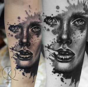Художественная татуировка на руке, черно-серый портрет девушки