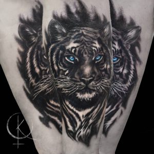 Татуировка в реализме, тигр на руке черно-серое тату