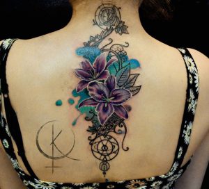 Tattoo на спине, лилии в стиле графика и акварель