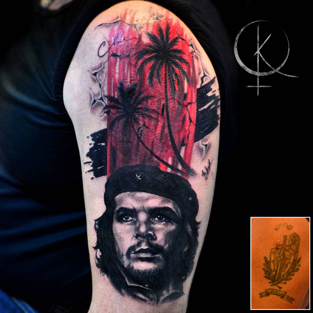 Тату портрет Че Гевара и перекрытие старой тату в стиле трэш полька на плече