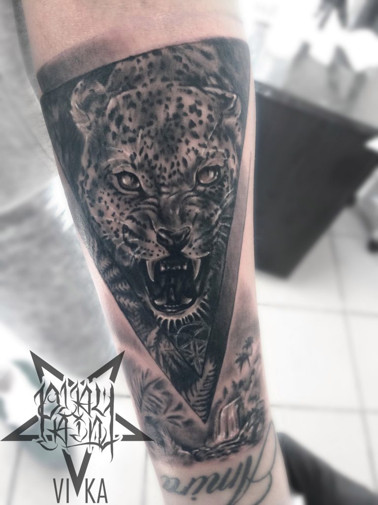 Татуировка леопарда в реализме, черно серое тату на руке