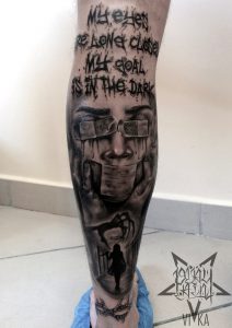 Horror тату на ноге, черно серый реализм