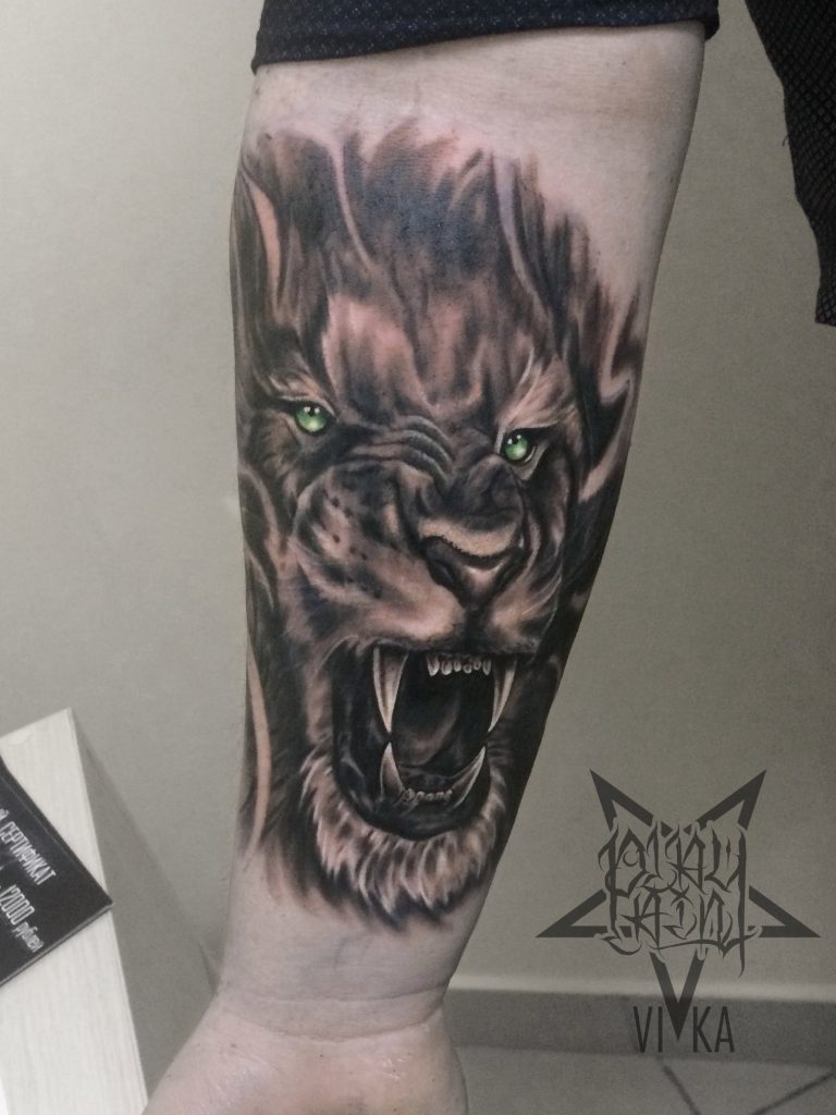 Художественная татуировка на руке, лев в реализме