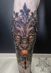 Tattoo льва на ноге, черно-серое тату