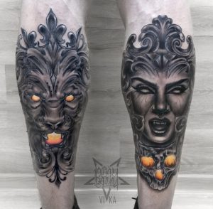 Татуировки на ногах, лев и девушка