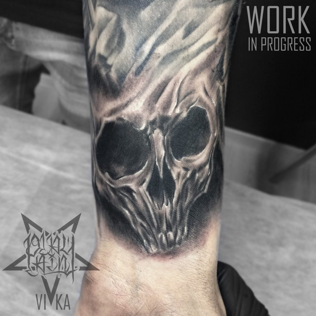 Tattoo черно-серое череп на руке