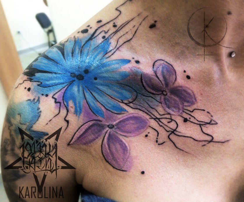 Татуировка в стиле акварель, цветы на ключице тату