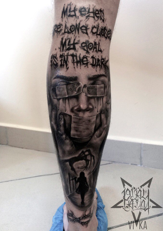 Tattoo в стиле "Horror" на ноге, черно серый реализм