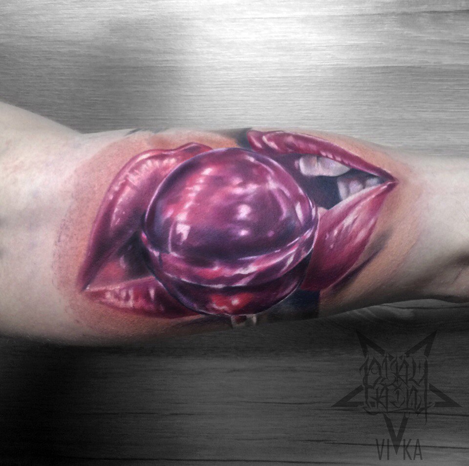 Tattoo в цветном реализме на руке