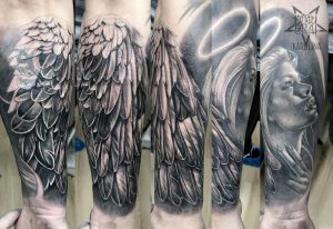 Ангел с крылом, черно серая татуировка на руке