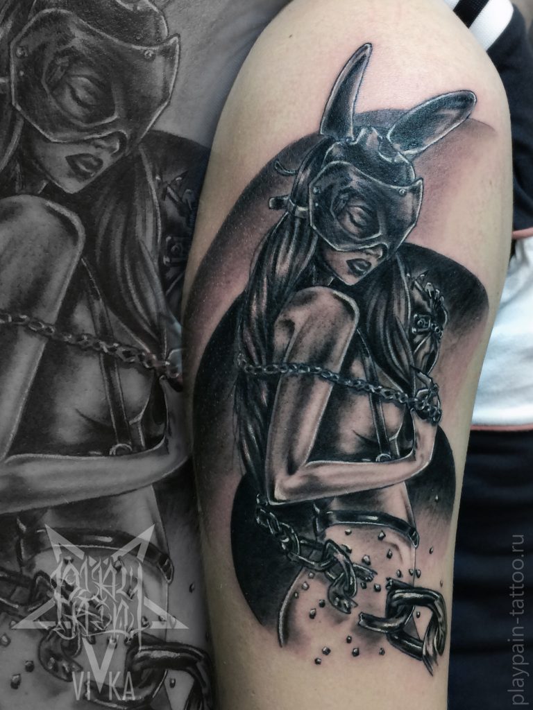 Девушка в маске и в цепях татуировка на плече