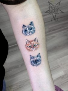 Котики на руке, цветное небольшое тату