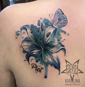 Лилия и бабочка, татуировка в стиле акварель на плече