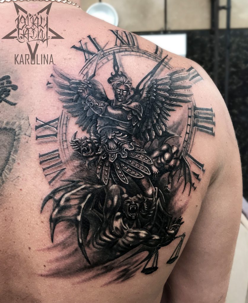 Мужская черно серая татуировка на спине