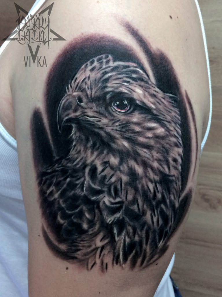 Орел на плече, татуировка в реализме