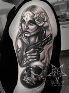 Чикано девушка с пистолетом и черепом, татуировка на плече