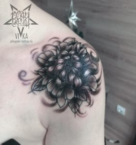 Цветок в неотраде татуировка на женском плече