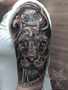 Лев и компас в черно-сером реализме татуировка на все плечо
