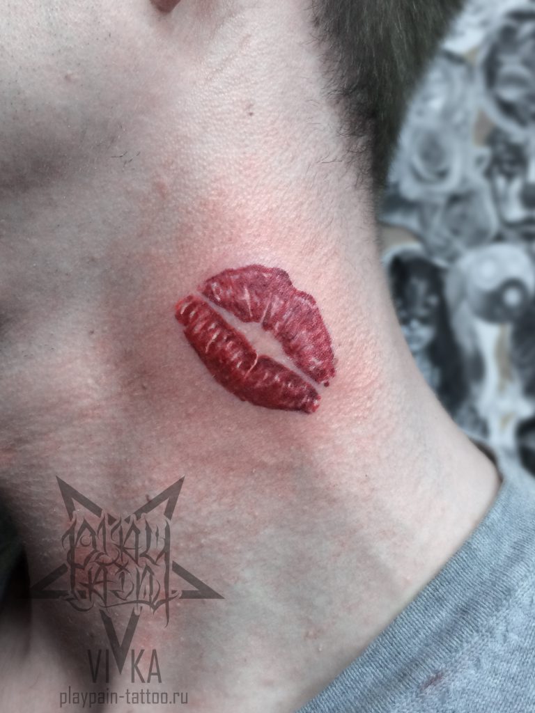 Маленькая татуировка отпечаток губ на шее