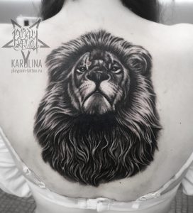 Лев на спине, татуировка в реализме