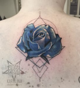 Роза с элементами геометрии, женская татуировка на спине