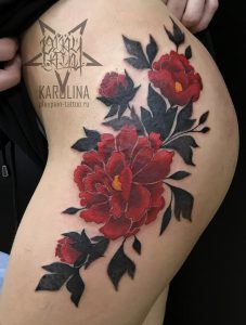 Татуировка цветов на бедре