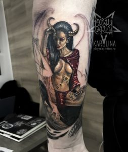Девушка с рогами,цветная татуировка на руке