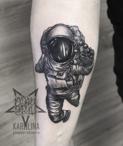 Космонавт, черно серая татуировка на руке