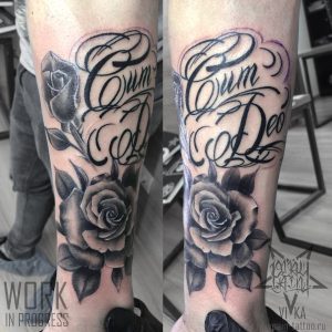 Chicano tattoo, розы и надпись на руке