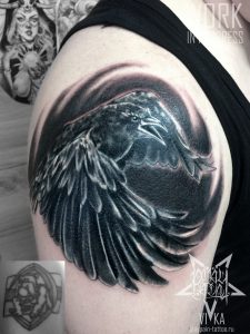 Cover-up (перекрытие) старой татуировки, черно-белый ворон на плече