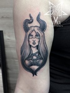 Женская небольшая татуировка на руке, рогатая девушка