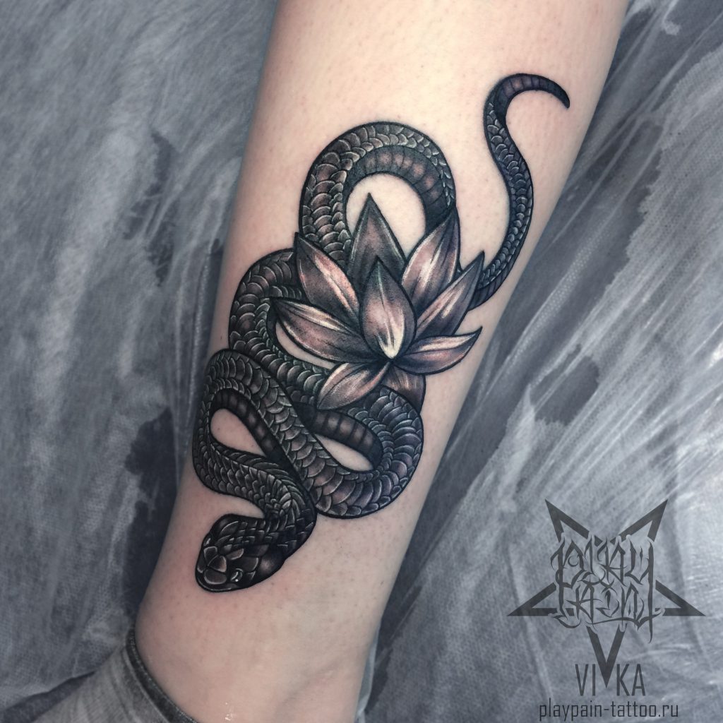 Змея и лотос, женская татуировка на голени
