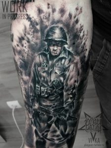 Солдат в черно-сером реализме, татуировка на предплечье, рукав в процессе