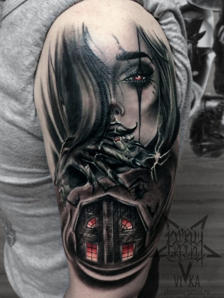 Девушка и страшный дом, художественная татуировка на плече