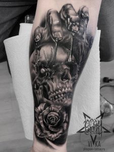 Татуировка черепа с розой на руке