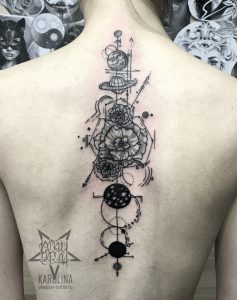 Татуировка в стиле графика на спине