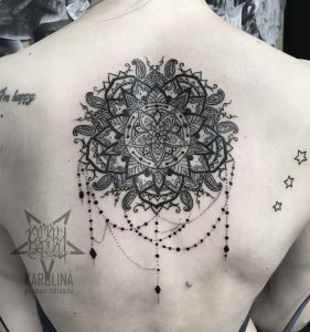Мандала татуировка на спине