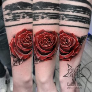 Роза, татуировка в реализме на руке
