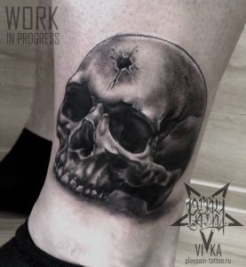 Череп, черно-серая мужская татуировка