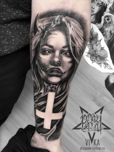 Девушка демон, черно-серая татуировка на руке
