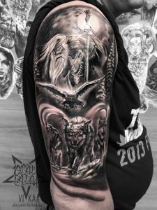 Колдун и волки, татуировка на мужском плече