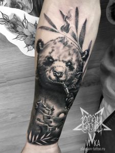Панда, черно-серая татуировка