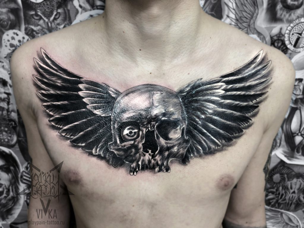 Череп с крыльями, татуировка на груди